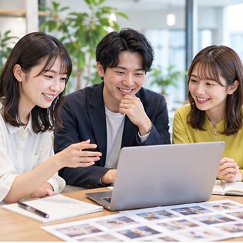 SNSの企画を考える様子