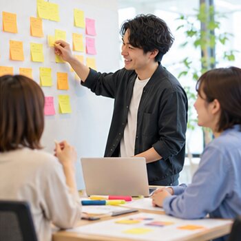 業種別のSNS企画を検討する様子